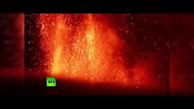 El volcán Etna expulsa lava y ceniza al cielo nocturno