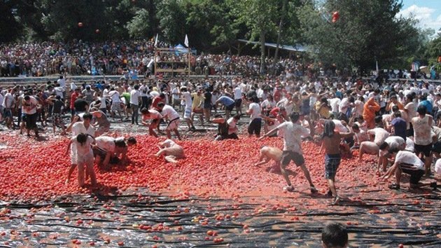Video, fotos: 'La guerra del tomate' tiñe de rojo una localidad chilena
