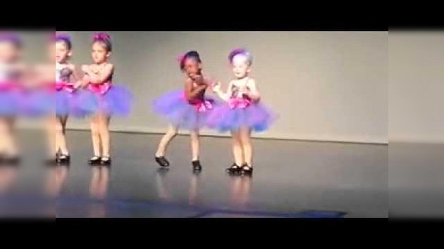 ¡Así se baila!: una pequeña sorprende al público con su anárquica danza