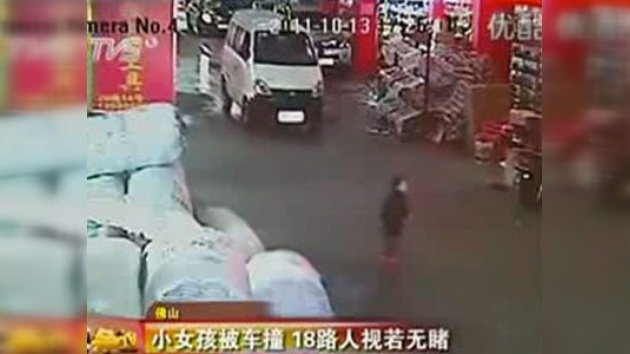 En China fallece la niña de dos años que nadie ayudó tras ser atropellada dos veces