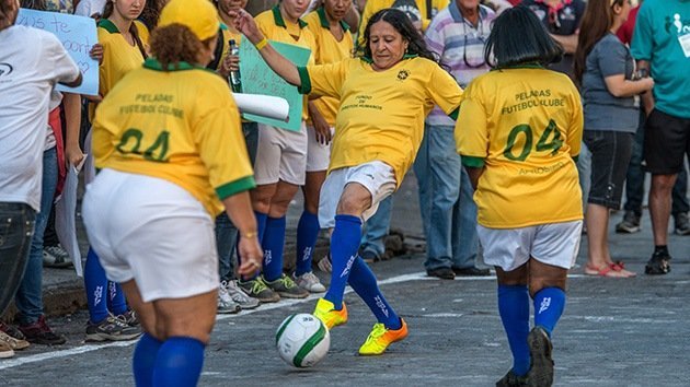 Fotos: Prostitutas de Brasil se suman a la fiebre del Mundial 2014 y juegan al fútbol