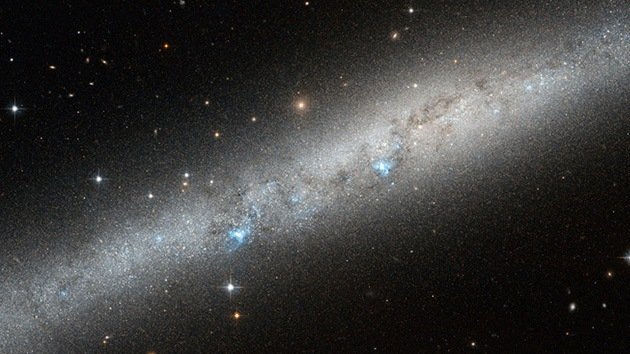 El telescopio Hubble capta explosiones azules de estrellas jóvenes calientes