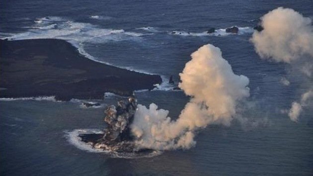 Vídeo: El espectacular nacimiento de una isla tras la erupción de un volcán en Japón