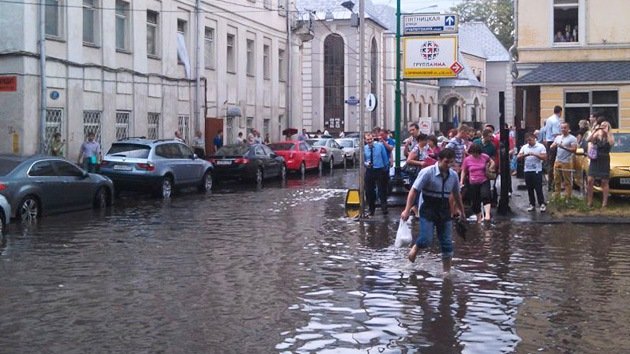 FOTOS: Lluvia torrencial azota Moscú