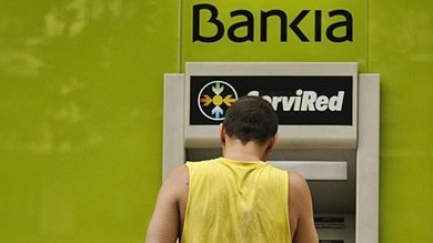 Europa salva a los bancos y oprime a los jóvenes
