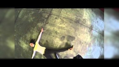 Ruleta rusa extrema: trucos de bicicleta sobre una chica
