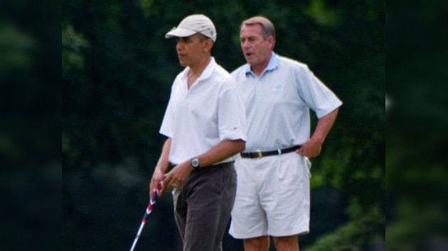 Obama negocia con la oposición jugando al golf 