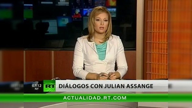 Assange debate la democracia falseada por algunos países con Anvar Ibrahim