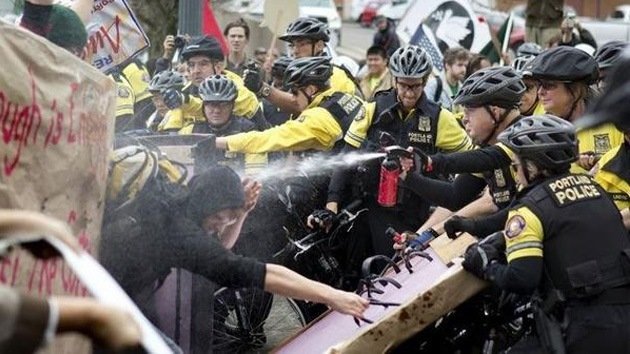 Video: Manifestantes de Ocupa Portland, rociados con gas pimienta