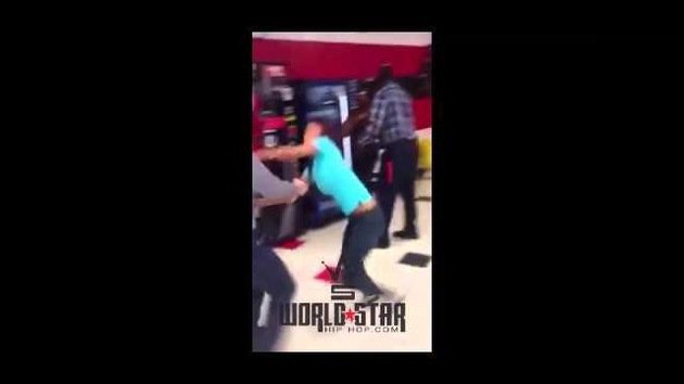 Un profesor detiene una pelea de chicas con una llave de judo maestra