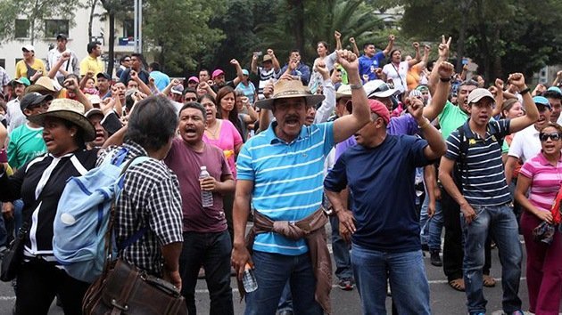 Fotos: Profesores mexicanos se oponen a la reforma educativa frente a varias embajadas