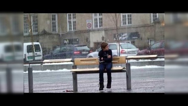 El video de un niño pasando frío en las calles de Oslo se hace viral