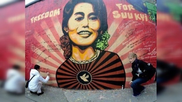 Dejan en libertad a la famosa opositora birmana Aung San Suu Kyi