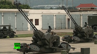 Video: China muestra una base militar a los medios