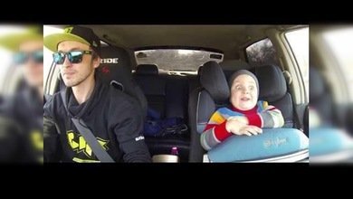 La reacción de un niño a un 'drifting' extremo con su padre