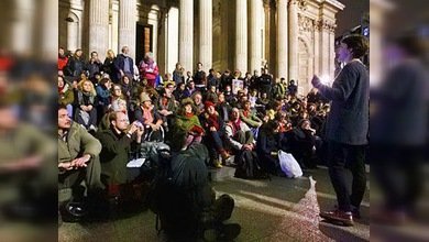 Los 'indignados' de Londres ocupan una nueva plaza