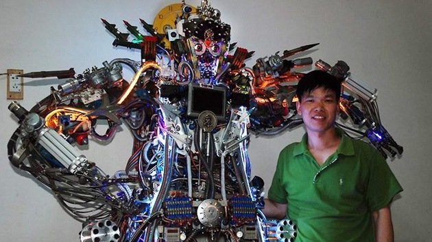 Joven chino construye un robot gigante que habla