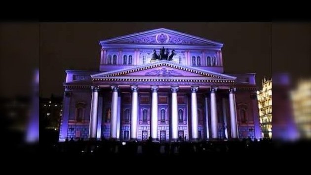 Moscú bajo una nueva luz: Espectáculo de luz en la fachada del teatro Bolshói