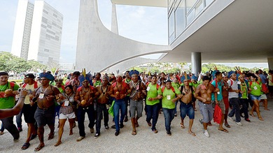Fotos: Indígenas protestan en Brasil contra las nuevas normas de demarcación de las tierras