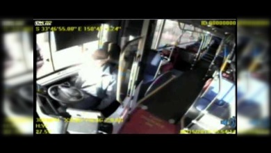Un conductor de bus fuma marihuana y luego se estrella contra una casa