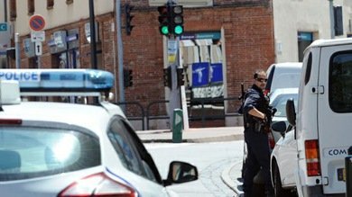 Un hombre armado toma cuatro rehenes en un banco en París