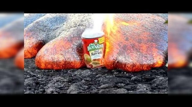 Hipnótico video de una lata de raviolis fundiéndose en la lava de un volcán