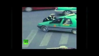 Taxista ilegal da un paseo en el capó a un agente de Policía