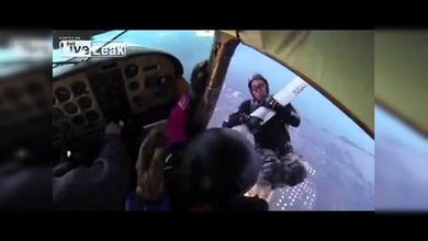 Impactante choque de dos avionetas con paracaidistas a bordo en el cielo de EE.UU.