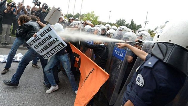 La Policía turca dispersa con gas lacrimógeno una manifestación pacifista junto al Parlamento