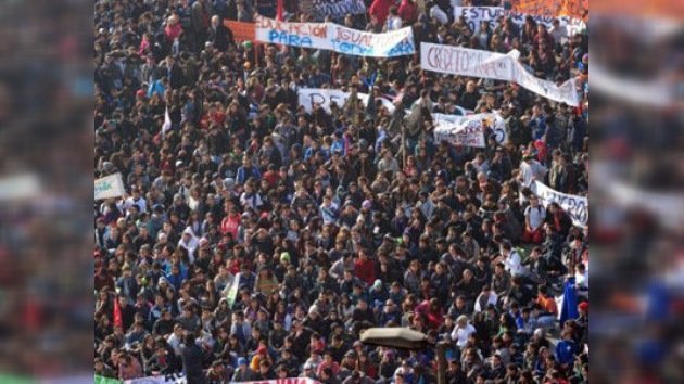 Unos 70.000 chilenos se manifiestan en demanda de una reforma educativa