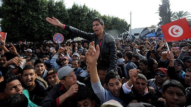 Fotos: Manifestantes lanzan piedras contra el presidente de Túnez