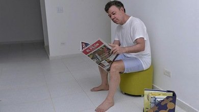 Fotos: El presidente de Colombia, en pijama tras dormir en una casa nueva para pobres