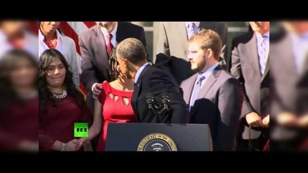 Una mujer embarazada casi se desmaya en un discurso de Barack Obama