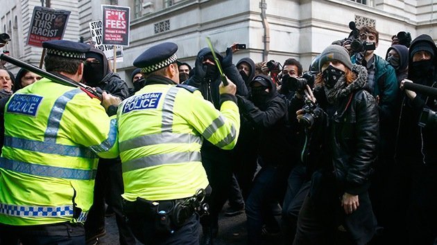 Video, fotos: Policía arremete contra estudiantes que protestan en Londres