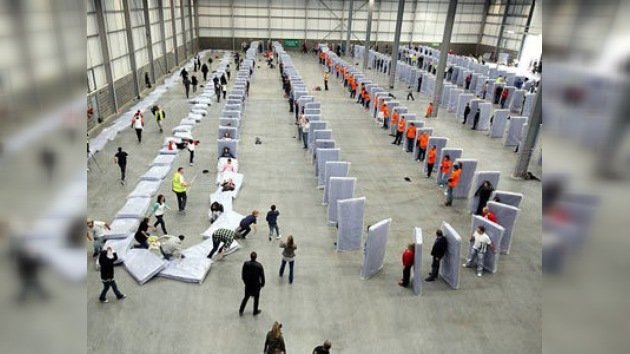 En Gran Bretaña alcanzan un nuevo récord de 'dominó humano con colchones'