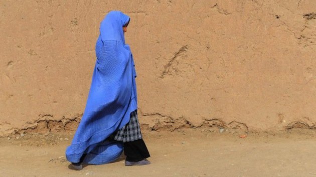Una nueva ley en Afganistán permitiría a los hombres abusar de sus esposas