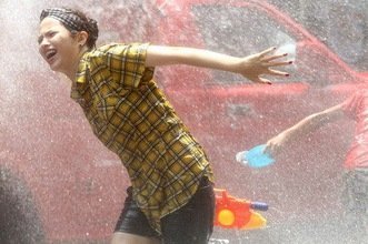 Bangkok celebró la llegada del Año Nuevo con un 'tiroteo' acuatico récord