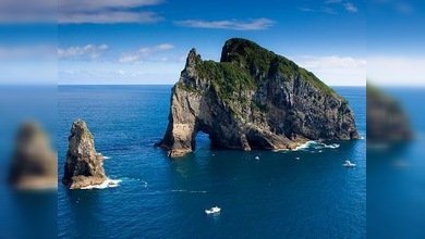 Desafío aéreo: un paracaidista entra volando en una roca