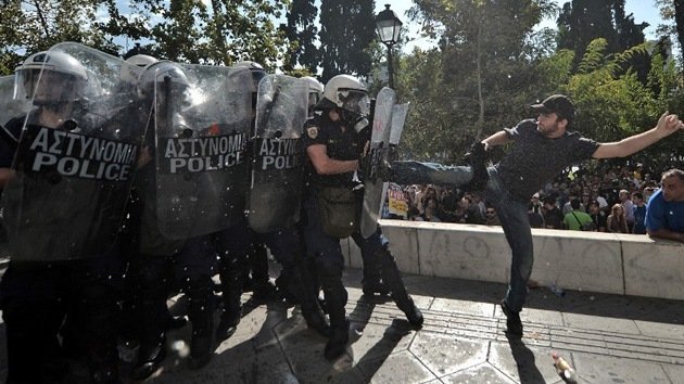 Gas y lágrimas en Atenas: la Policía dispersa violentamente a los manifestantes