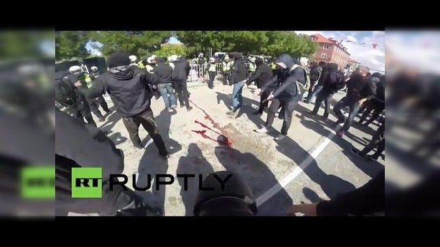 FUERTE VIDEO: La policía montada de Suecia pisotea una manifestación anti-nazi