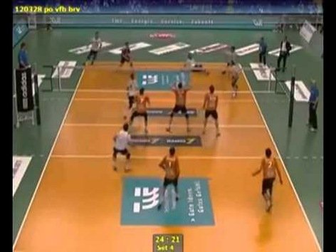 Carambola en la pista de voleibol: un mismo tiro golpea en la cara a tres jugadores