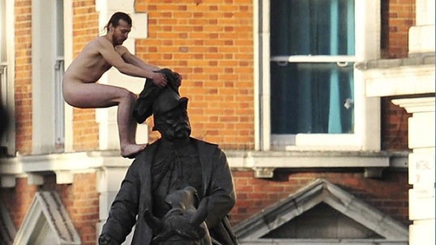 El exhibicionista de la estatua londinense es un indigente ucraniano