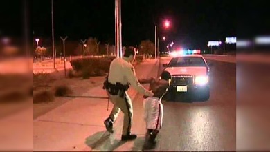 Pequeño pero matón: un delincuente hace sudar la gota gorda a un policía