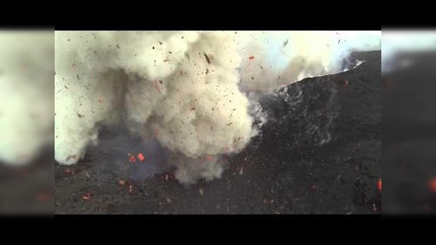 La erupción del volcán Yasur filmada desde un 'drone'