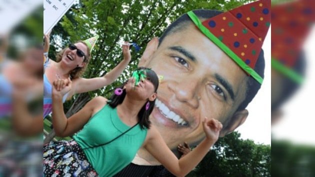 Obama festeja sus 49 años acompañado de amigos, pero sin Michelle