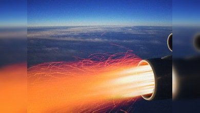 Motor de avión explotó en pleno vuelo y generó pánico a bordo