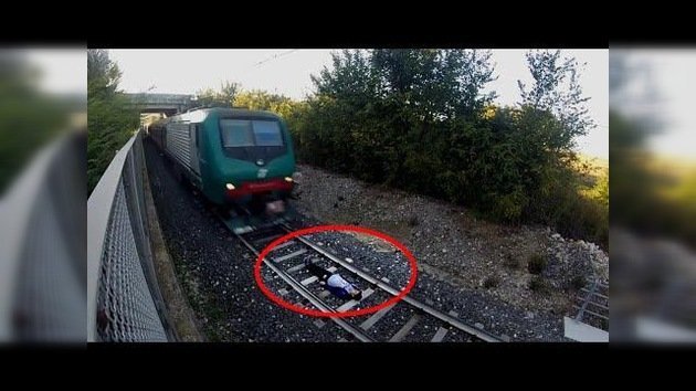 Nominado al premio Darwin: un italiano arriesga su vida en las vías del tren