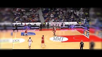 Increíble canasta sin mirar de Felipe Reyes
