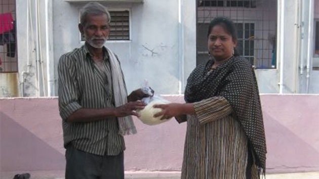 Cubo de arroz: Campaña para ayudar a los pobres en la India se hace viral en las redes