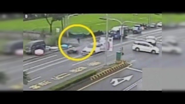 Un conductor de 'scooter' golpeado por un coche se salva al caer en una piscina inflable